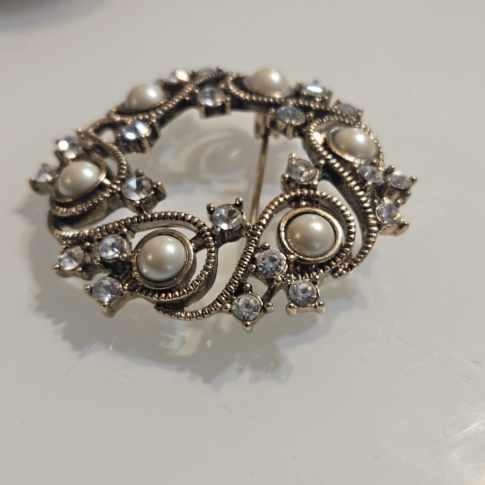 Vintage Monet Brooch Pin Round Wave Open Swirl Faux‎ Pearl Rhinestone Gold Tone - Picture 4 of 14